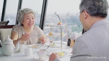 幸福的老年夫妇在<strong>餐厅</strong>用餐